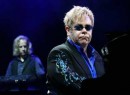 Elton John groet Andre Kuipers